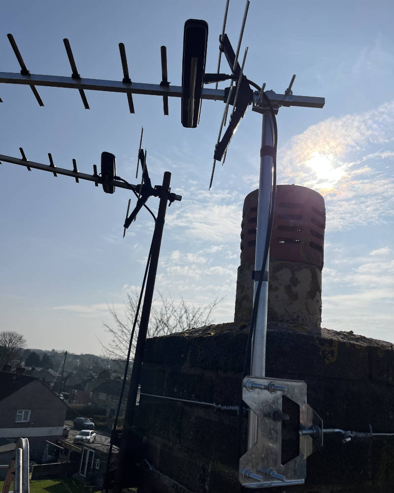 Stack mounted dual aerial installation